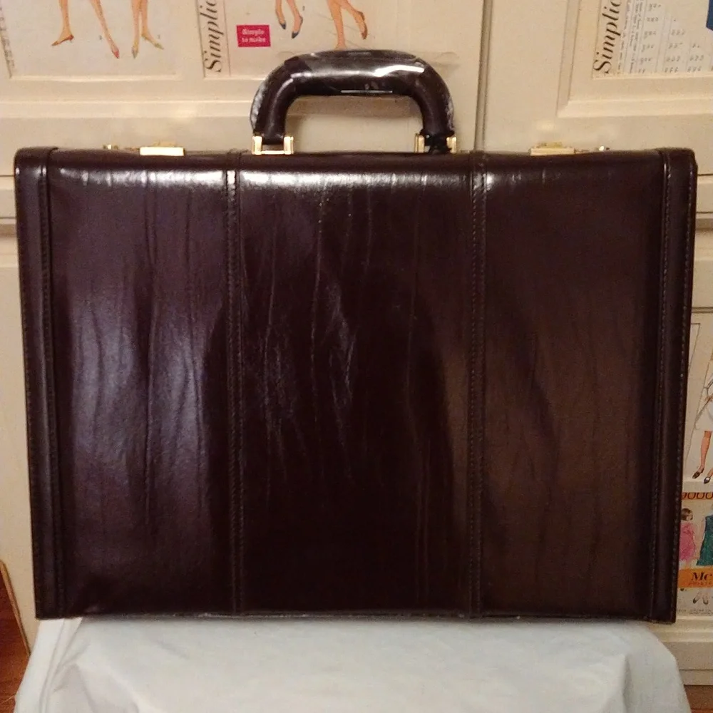 NIB Heritage burgundy leather attached case
